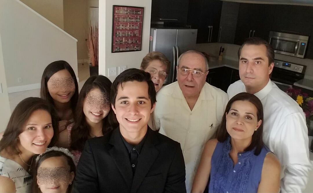 Gerardo Sánchez y su novia Alejandra Becerra. Él se preparaba para festejar el Día de San Valentín cuando fueron desalojados de la escuela (CORTESÍA GERARDO S.)