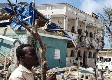 Aumenta a 26 cifra de muertos tras ataque con coche bomba a hotel somalí