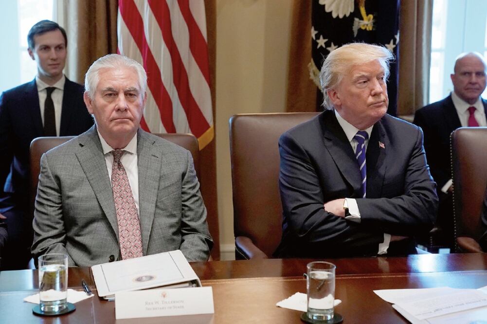 El secretario de Estado, Rex Tillerson, y el presidente Donald Trump, ayer en la reunión con los miembros del gabinete de Seguridad en la Casa Blanca. (KEVIN LAMARQUE. REUTERS)
