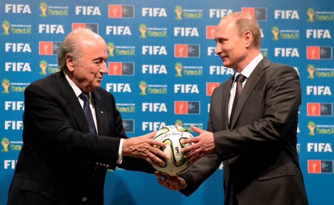 Blatter y Putin se saludan en un evento de la FIFA. Archivo