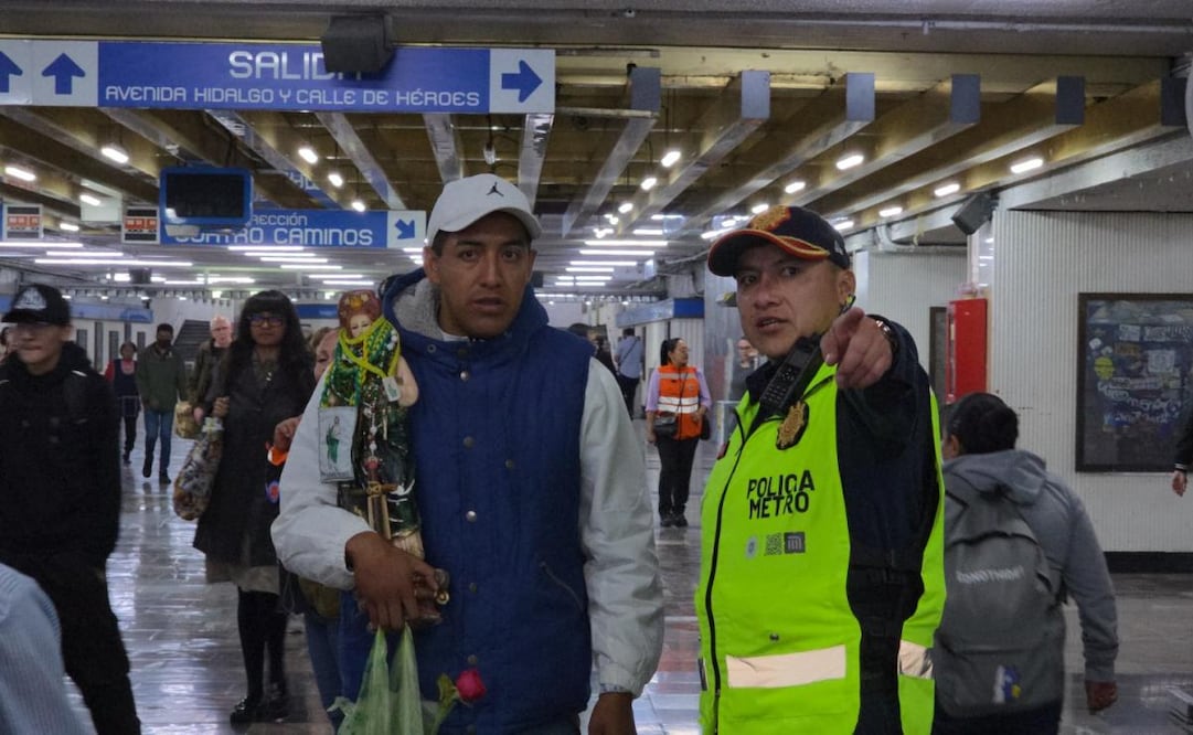 En el marco de la celebración que se lleva a cabo en el templo de San Hipólito, ubicado al exterior de la estación Hidalgo, Líneas 2 y 3, el director general del Metro, Rubalcava ordenó llevar a cabo un operativo especial.
Foto: Luis Camacho
Foto: Luis Camacho