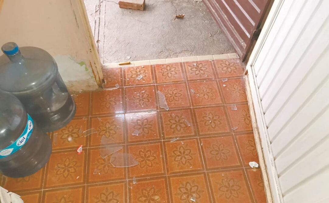 Ana María comenzó una relación a distancia con un hombre que, en persona, mostró una cara muy diferente. Después de haber querido terminar todo vínculo con él, le rompieron ventanas y tuberías. Fotos: Especial.l