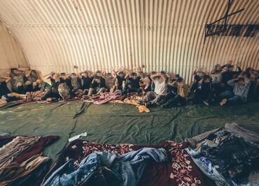 Encuentran a 77 migrantes en casas de seguridad en El Paso, Texas