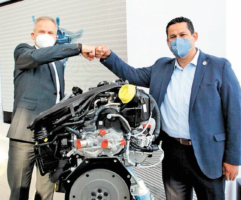Diego Sinhue Rodríguez visitó la planta de VW en Silao para ver la producción del nuevo motor. Foto: Especial