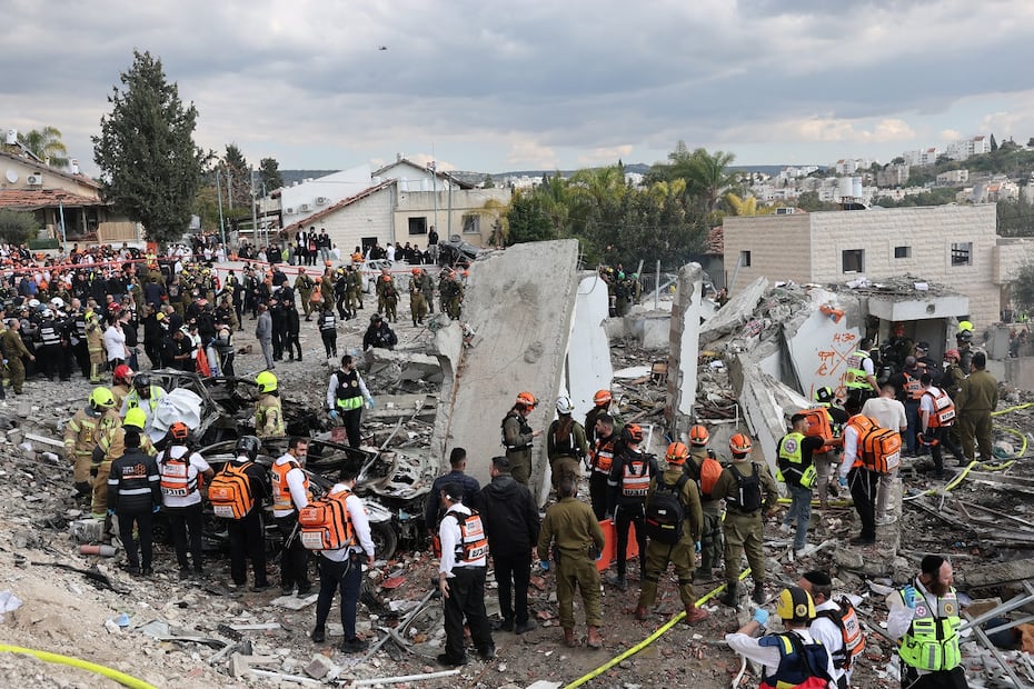 Rescatistas buscan sobrevivientes entre los restos de escombros tras un ataque iraní en la localidad de Beit Shemesh, cerca de Israel. Irán ha lanzado una ola de ataques contra Israel y bases de EU en la región tras el asesinato, el domingo, del ayatola Ali Jamenei. FOTO: EFE