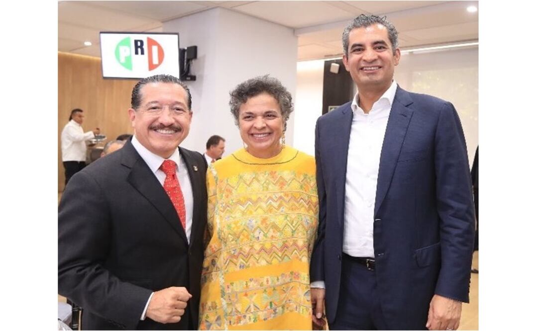 Con el presidente del PRI, Beatriz Paredes, ex gobernadora de Tlaxcala, y Ney González, ex mandatario de Nayarit. /Tomada de @EnriqueOchoaR