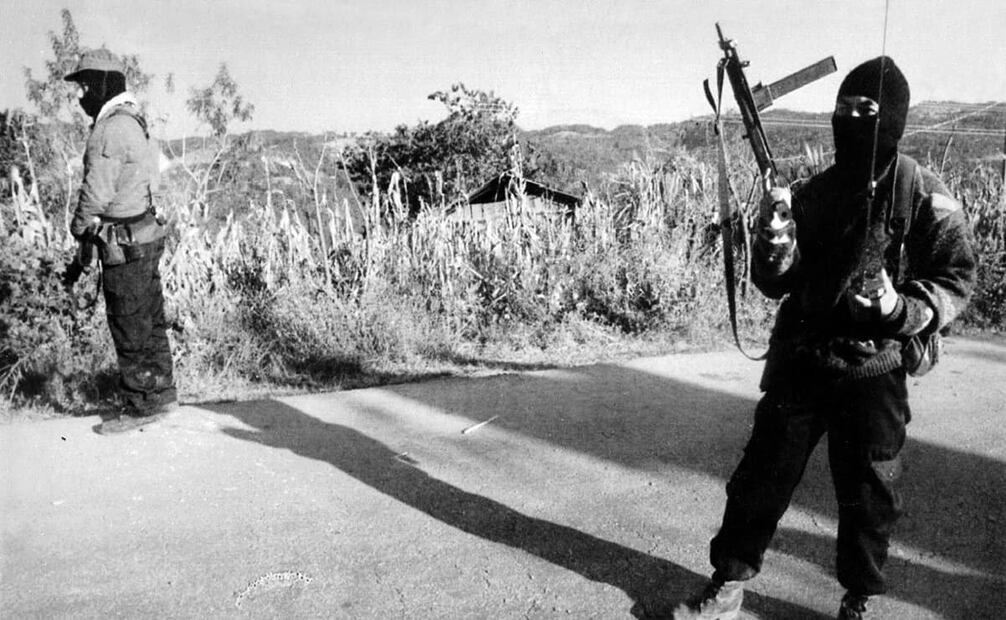 El 6 de enero explotaron dos torres de la CFE por un aparente atentado zapatista. Para el 8, se detonó un coche bomba en Plaza Universidad; algunos testigos vieron mantas con el mensaje “Ya llegamos, EZLN”, aunque los insurrectos negaron su participación. “Las tropas zapatistas combaten contra policía y Ejército federal, no contra centros comerciales”. Foto: Archivo EL UNIVERSAL.