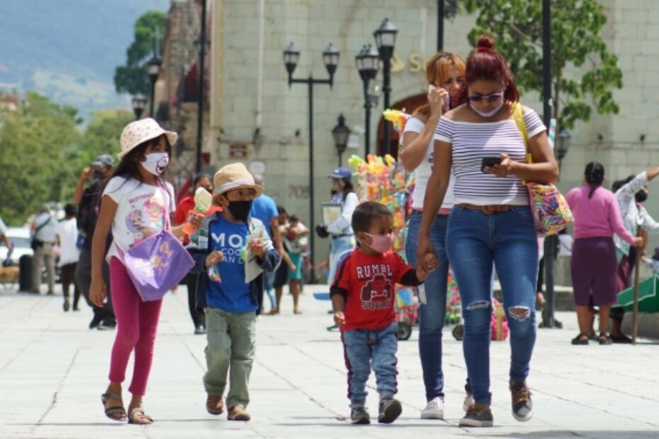 Restaurantes con pocos clientes, calles repletas y entierros con música marcan la nueva normalidad
