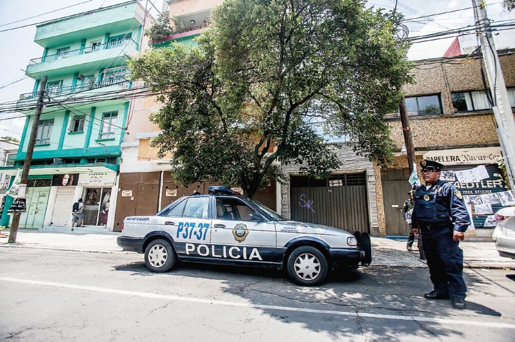En un recorrido, EL UNIVERSAL constató que frente al edificio donde se cometió el multihomicidio el 23 de julio pasado, en la colonia Narvarte, sólo hay una patrulla estacionada (YADÍN XOLALPA. EL UNIVERSAL)