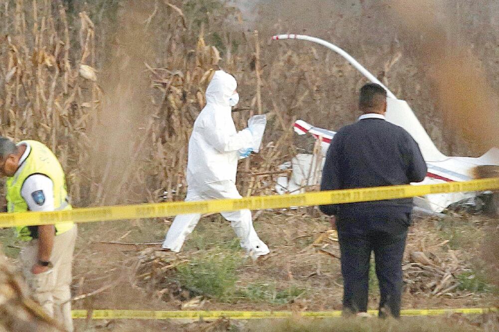 Después de analizar el lugar donde se desplomó la aeronave en la que murió la gobernadora Martha Erika y su esposo, la indagatoria va avanzada, dice fiscalía. Foto: ARCHIVO EL UNIVERSAL