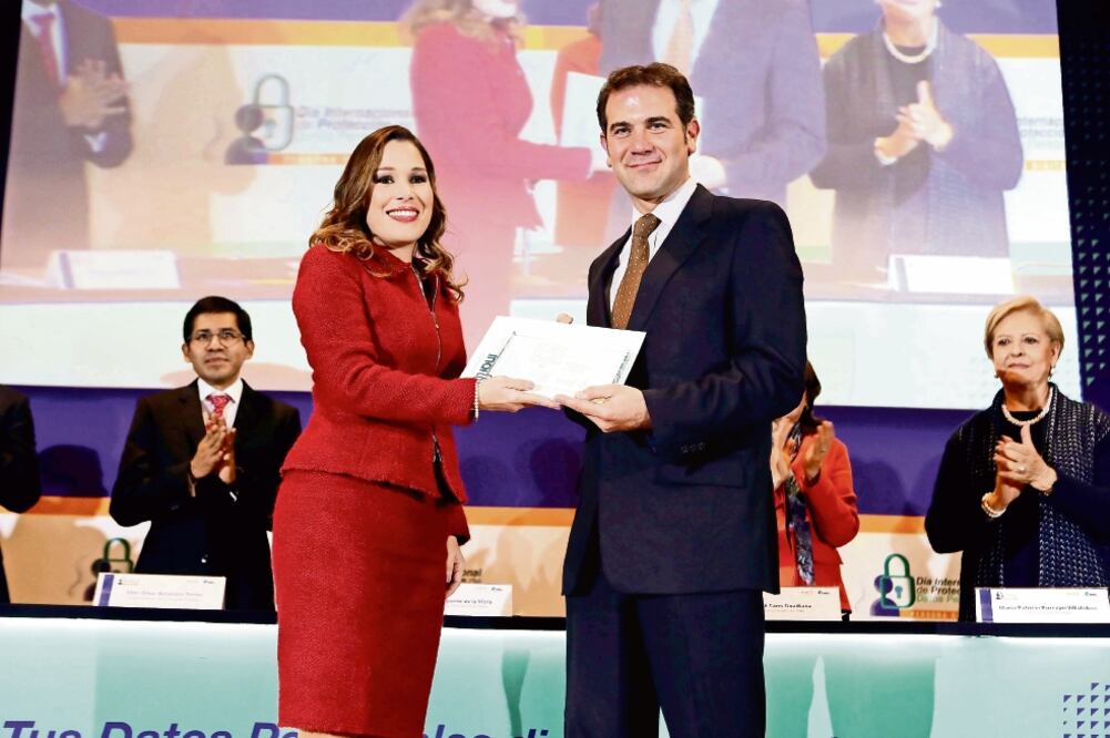 La comisionada presidenta del Inai, Ximena Puente, y el consejero presidente del INE, Lorenzo Córdova, en la inauguración del foro “Persona Digital!". (ESPECIAL)