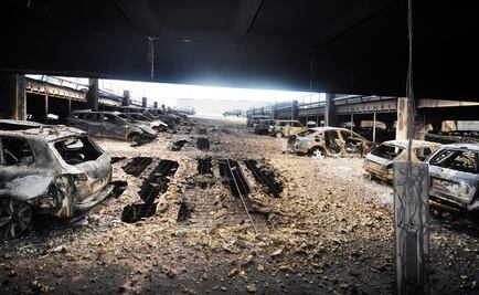 Incendio calcina más de mil autos en estacionamiento de Gran Bretaña