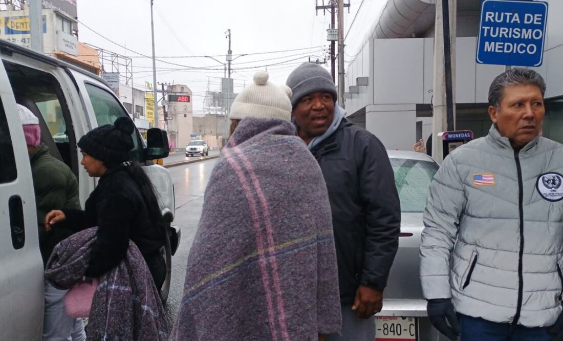Migrantes esperan en el Puente Internacional Reynosa-Hidalgo en Tamaulipas (20/01/2025). Foto: Sandra Tovar / EL UNIVERSAL