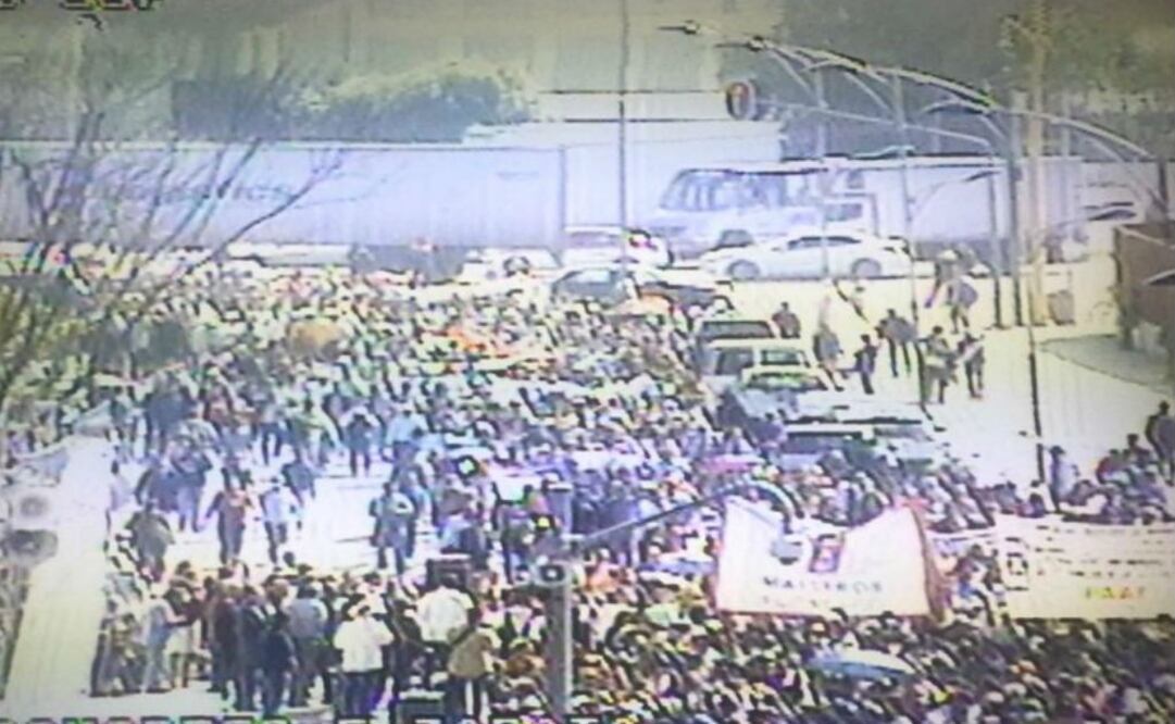 Con la consigna de rescatar el sindicato y “¡que va a caer, Juan Díaz (de la Torre), va a caer!”, los coordinadores nacionales de los Maestros por México, se dirigen hacia un templete instalado a la puerta número uno del Palacio de San Lázaro. FOTO: @OVIA