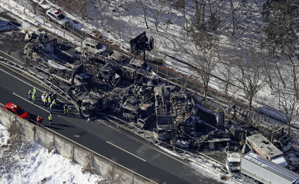 Se ven vehículos quemados después de un accidente masivo en una autopista, en Minakami, al noroeste de Tokio, el sábado 27 de diciembre de 2025. Foto: AP