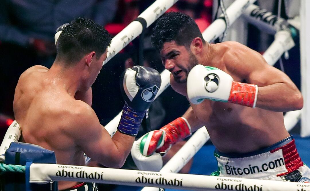 Zurdo Ramírez llevando contra la esquina a Dmitry Bivol - FOTO: EFE