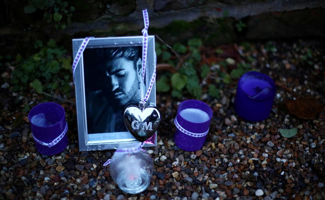 Fans de George Michael le rindieron tributo afuera de su casa el pasado 25 de diciembre. Foto: Reuters 