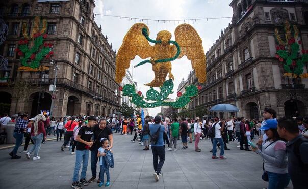 Calles aledañas al Zócalo capitalino están adornadas por las festividades del 15 de septiembre del 2024. Foto: Juan Boites / EL UNIVERSAL
