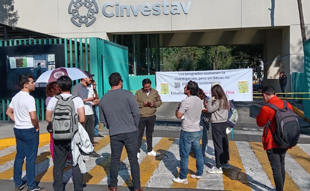 Los estudiantes piden al gobierno que se les otorgue el financiamiento como ocurría antes de que Conahcyt –hoy Secretaría de Ciencias, Humanidades, Tecnología e Innovación– cambiara de estructura.