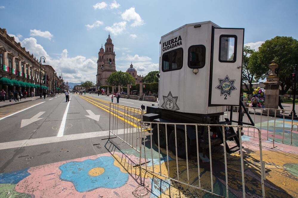 El Centro Histórico de la capital michoacana fue resguardado por al menos una docena de filtros de seguridad un kilómetro a la redonda, así como vigilado por francotiradores de la Secretaría de la Defensa Nacional (RAÚL TINOCO. EL UNIVERSAL)