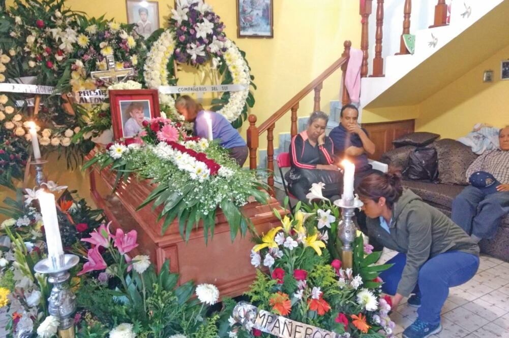 Feliciana Rosales, una de las 28 víctimas del accidente en la Autopista Siglo XXI, fue velada en el domicilio de su madre, donde la acompañaron sus tres hijos: Itzel Fernanda, de 21 años; Karla, de 19, y Cristian, de 17 (UBALDO GARIBAY. EL UNIVERSAL)