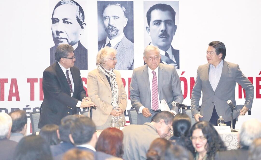 Andrés Manuel López Obrador se reunió ayer con los legisladores federales de Morena, PES y PT para alistar las iniciativas que se presentarán en los próximos días para aprobarse en el actual periodo de sesiones. Foto: BERENICE FREGOSO.