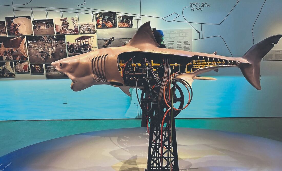 Una miniatura del feroz escualo blanco del filme, que abre la quijada y mueve su cuerpo y aletas, puede ser manipulada por los visitantes. Spielberg contó las peripecias que atravesó para estrenar su cinta. FOTOS: MARIO P. SZÉKELY. EL UNIVERSAL