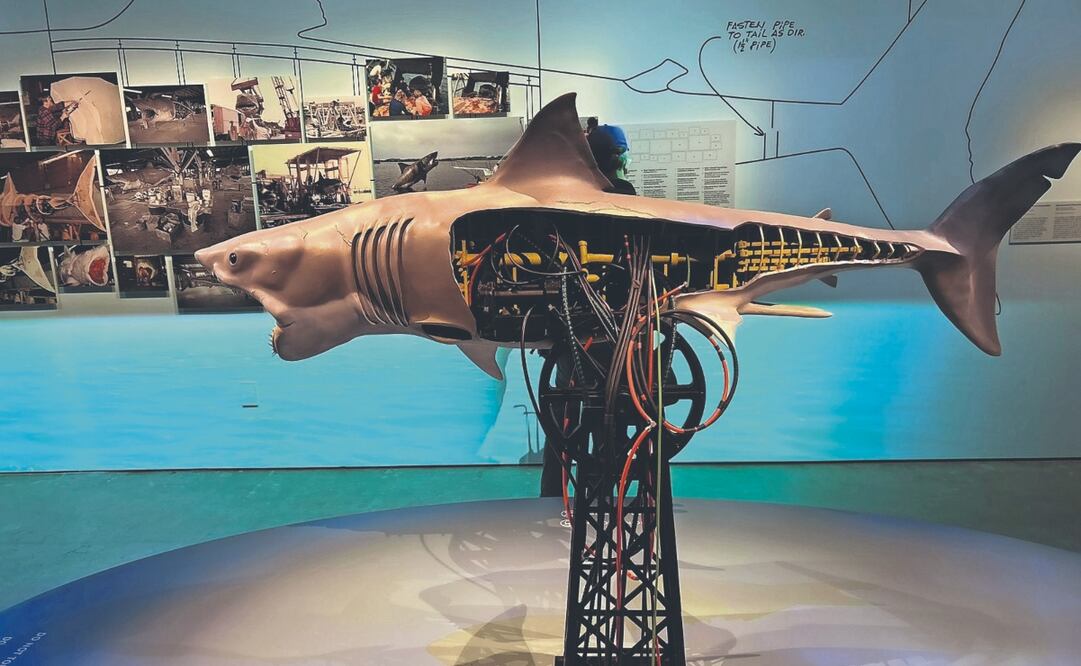 Una miniatura del feroz escualo blanco del filme, que abre la quijada y mueve su cuerpo y aletas, puede ser manipulada por los visitantes. Spielberg contó las peripecias que atravesó para estrenar su cinta. FOTOS: MARIO P. SZÉKELY. EL UNIVERSAL