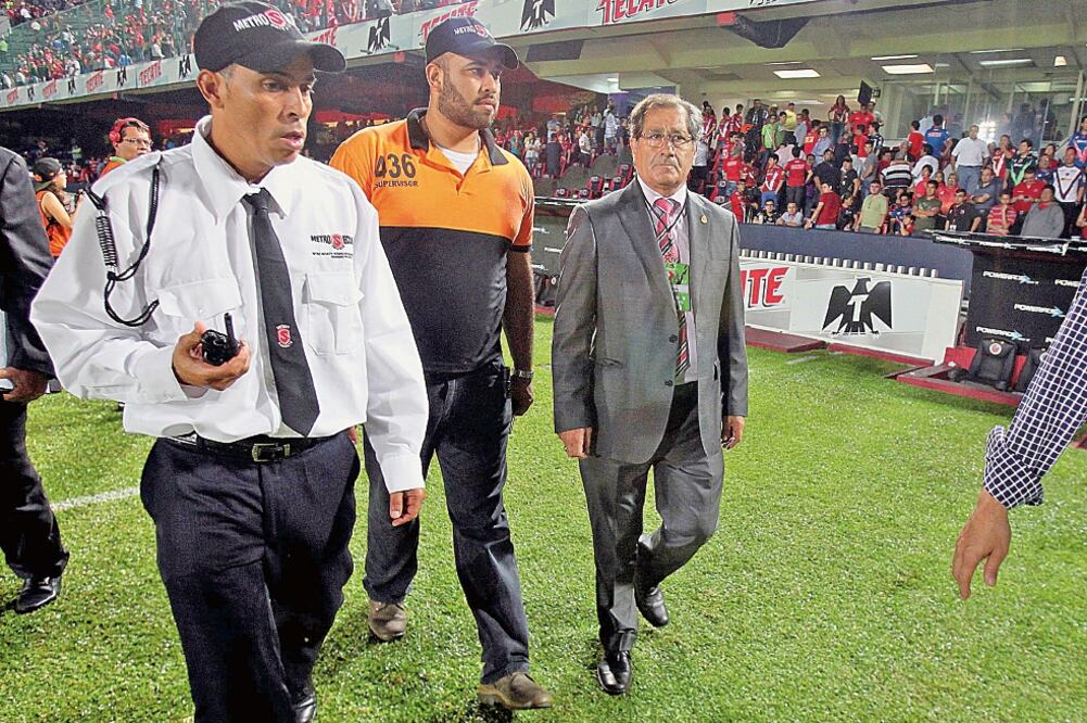 Edgardo Codesal tuvo que ser escoltado hasta la puerta de su hotel en Veracruz, para evitar mayores problemas (IMAGO7)