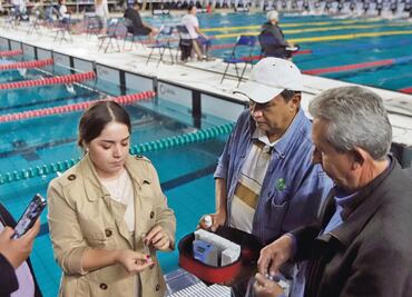 Nadan en una alberca tóxica