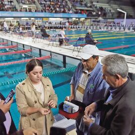 Nadan en una alberca tóxica