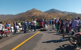 Productores de ajonjolí bloquean la carretera Costera 200 en Oaxaca por bajos precios; buscan respaldo del gobierno estatal