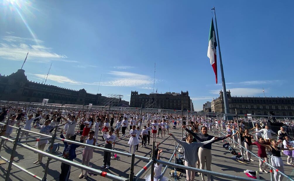 Clase masiva de ballet en el Zócalo de la CDMX. Foto: Alberto Acosta
