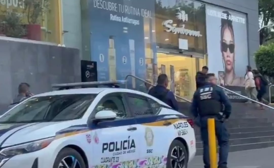 Roban Sanborns de Plaza Metrópoli Patriotismo en alcaldía Benito Juárez; asaltantes escapan en dos motocicletas. 
Foto: Especial.