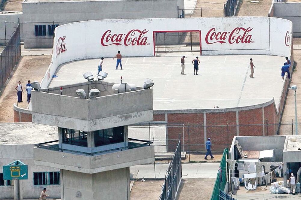 Tortura. En una grabación que dura más de cinco minutos se aprecia a reos sometiendo a otro preso con un palo. (ARCHIVO EL UNIVERSAL)