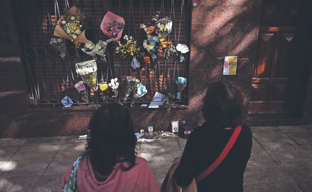 Mujeres rezan en un altar frente a la casa donde vivía Jorge Mario Bergoglio, en Flores, Argentina. Foto: de LUIS ROBAYO. AFP