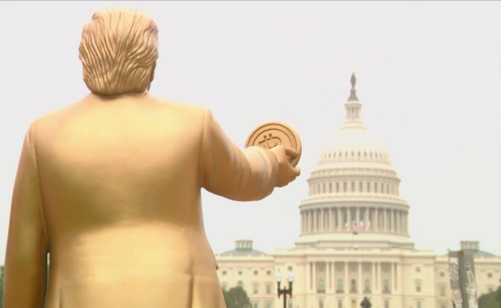 Estatua de Donald Trump, afuera del Capitolio. (18/09/25) Foto: Redes Sociales