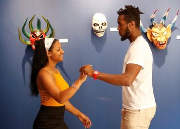 Bailan bachata y merengue en museo de Uruguay