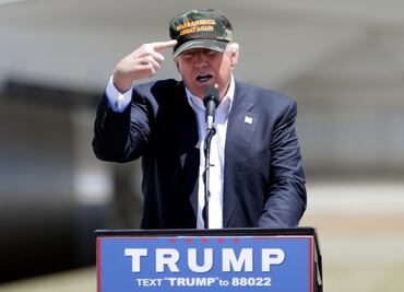 Texas castigará a policías que usaron gorras de Trump