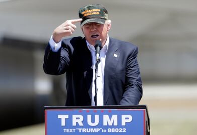 Texas castigará a policías que usaron gorras de Trump