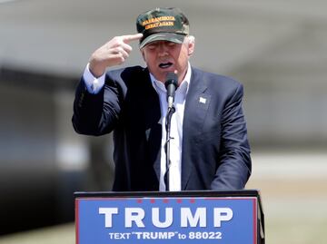 Texas castigará a policías que usaron gorras de Trump