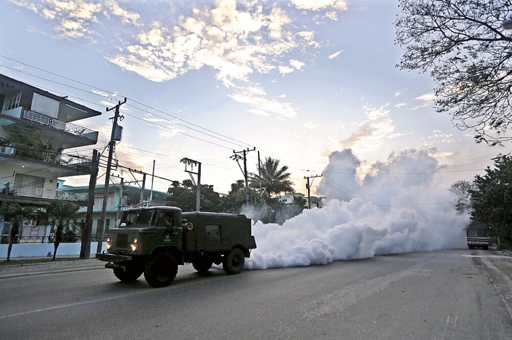 Un vehículo militar fumiga un vecindario en La Habana, para evitar la propagación de mosquito Aedes aegypti, que transmite el zika y otros males (ENRIQUE DE LA OSA. REUTERS)