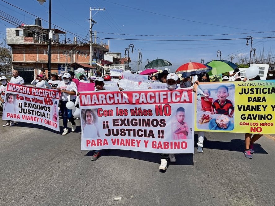 Padres de los menores asesinados marcharon con una lona que llevaba las fotos de sus hijos. Fot: de Justino Miranda. El Universal