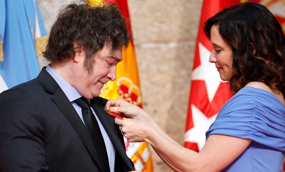 El presidente de Argentina, Javier Milei, recibe la medalla del Instituto Juan de Mariana por la Presidenta de la Región de Madrid, Isabel Díaz Ayuso, en Madrid el 21 de junio de 2024. Foto: AFP