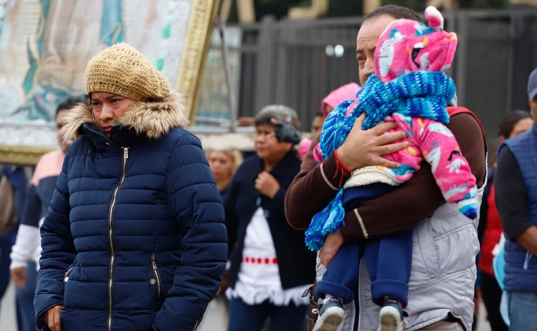 La Secretaría de Gestión Integral de Riesgos y Protección Civil recomendó usar al menos tres capas de ropa, ingerir abundantes líquidos y consumir frutas y verduras / Berenice fregoso. EL UNIVERSAL