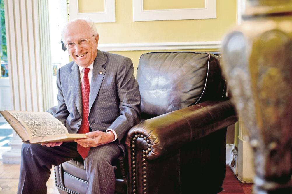 Para Jaime Labastida, director de la Academia Mexicana de la Lengua, Donald Trump quiere aislar a Estados Unidos (ARCHIVO EL UNIVERSAL)