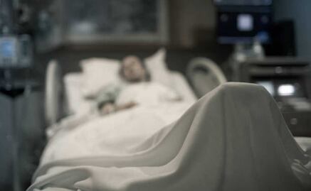 En cama, con monitor de tensión arterial y desfibrilador; las secuelas de un sobreviviente de Ayotzinapa