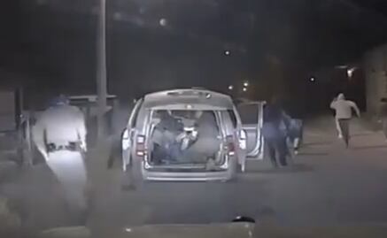 VIDEO Detienen a 18 migrantes de México en Texas; traficante los llevaba en una Dodge Caravan