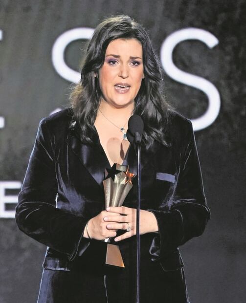 Famosos reciben premio, celebran y piden por Ucrania