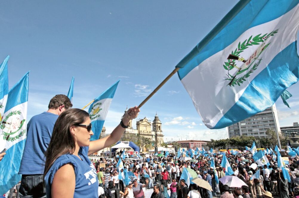 Manifestantes reunidos en el Parque Central de Ciudad de Guatemala, ayer, donde exigieron la renuncia del presidente Pérez Molina (ESTEBAN BIBA. EFE)